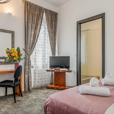 Starlight Luxury Suites Bed & Breakfast 4*