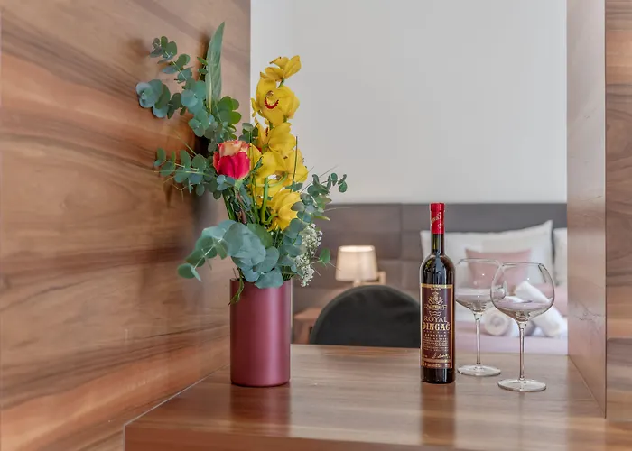 Starlight Luxury Suites Bed & Breakfast 4*