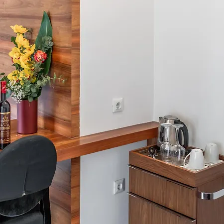 Starlight Luxury Suites Bed & Breakfast 4*