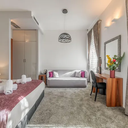 Starlight Luxury Bed and Breakfast 4*