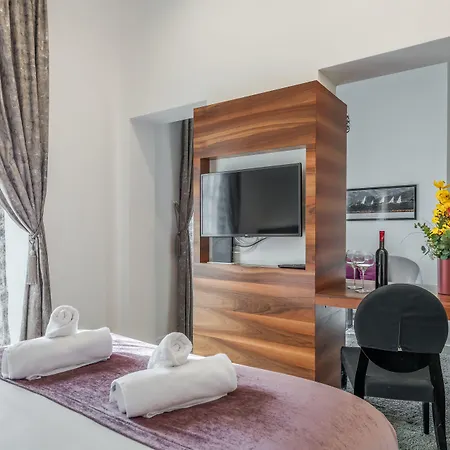 Starlight Luxury Bed and Breakfast 4*