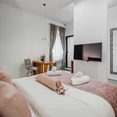 Starlight Luxury Bed and Breakfast 4*